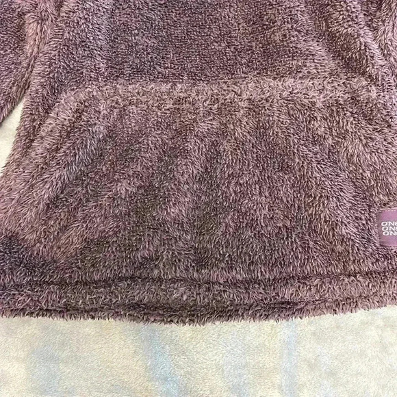 O'Neil - pullover plush sherpa fleece sweater with kangaroo  pocket. Size M - Picture 4 of 6